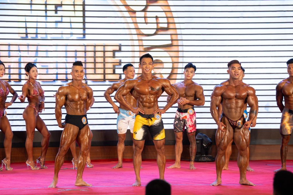 Vận động viên nam và nữ xếp hàng so sánh ở phần thi toàn năng