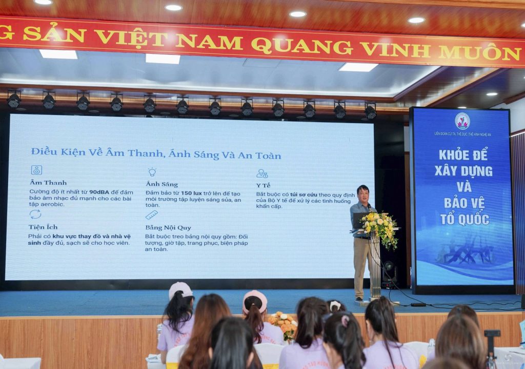 ThS. Nguyễn Danh Nam, Phó Giám đốc Trung tâm Huấn luyện và Thi đấu TDTT tỉnh Nghệ An, trình bày điều kiện âm thanh, ánh sáng và an toàn tại khoá Aerobic Fitness 2025