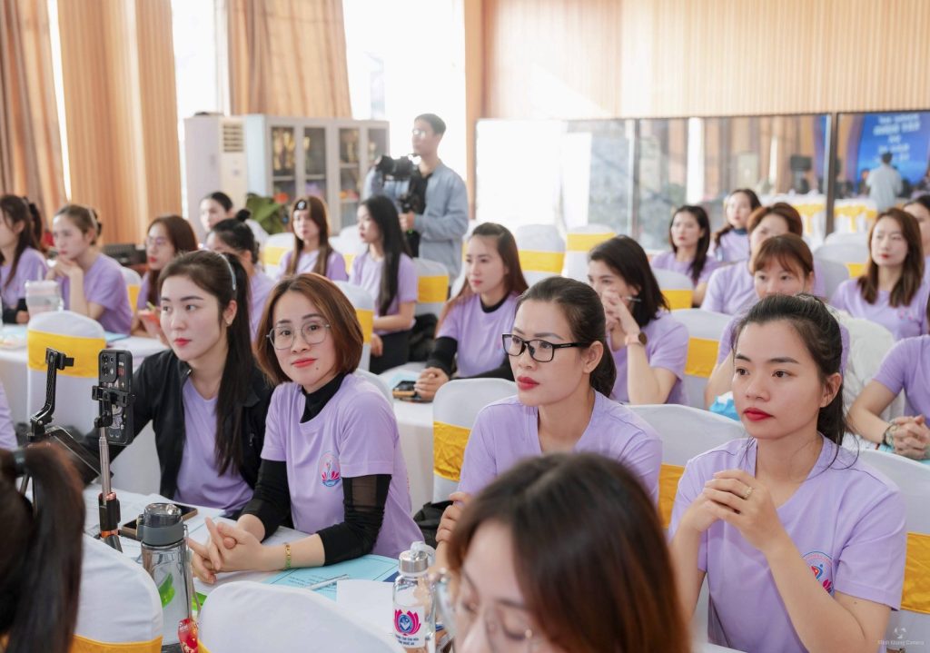 Học viên áo tím nghe giảng tại khoá đào tạo hướng dẫn viên Aerobic Fitness Nghệ An 2025