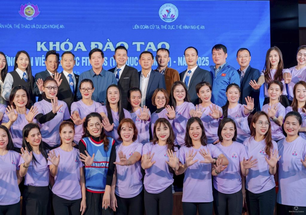 Học viên và đại biểu khoá Aerobic Fitness 2025, hàng sau có ông Nguyễn Song Hào, Nguyễn Bảo Bằng và ThS. Nguyễn Danh Nam