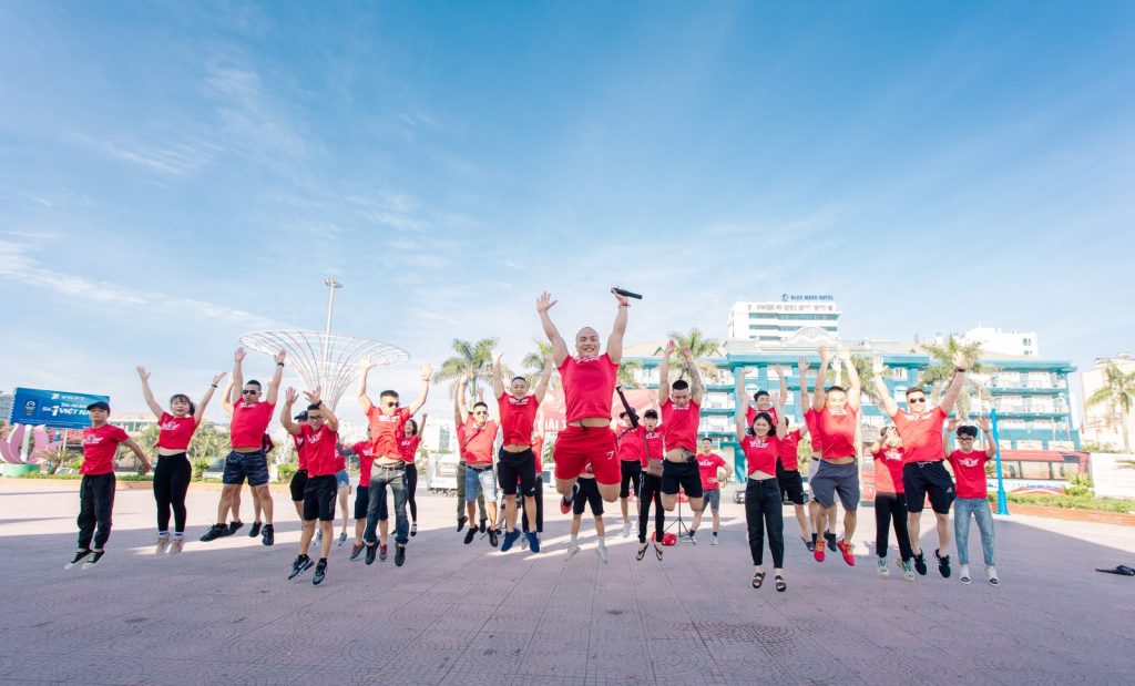 Hội viên CLB GYM BẢO BẰNG nhảy lên ở quảng trường biển Cửa Lò
