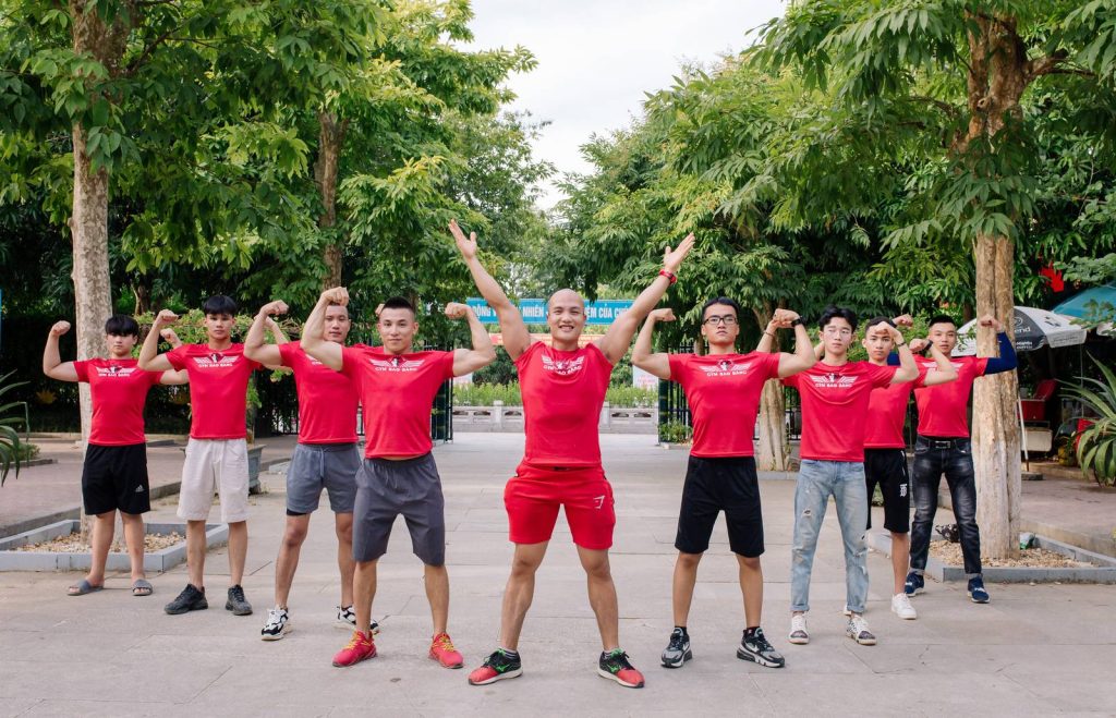 Hội viên nam CLB GYM BẢO BẰNG gồng tay