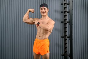 Huấn luyện viên thể hình nổi tiếng ở Nghệ An Nguyễn Bảo Bằng gồng tay trước