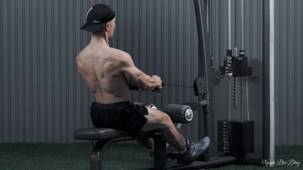 Nguyễn Bảo Bằng tập kéo cáp ngồi tại CLB GYM BẢO BẰNG, Cửa Lò