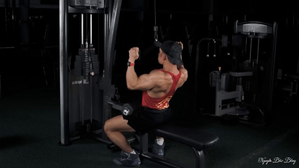 Nguyễn Bảo Bằng tập kéo xô bằng máy tại CLB GYM BẢO BẰNG