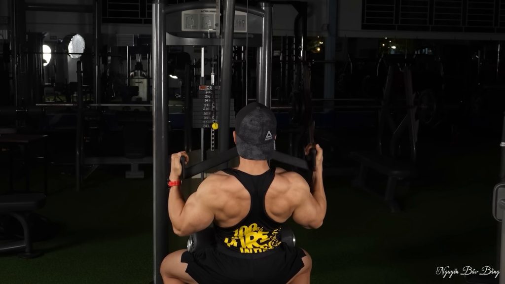 Máy kéo xô tại phòng tập gym Cửa Lò CLB GYM BẢO BẰNG, nhìn từ phía sau
