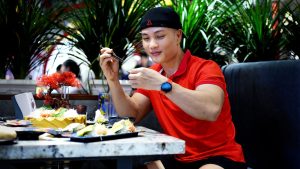 Thực đơn tăng cơ giảm mỡ: mẫu 7 ngày cho nam và nữ tập gym nguyen-bao-bang-an-bua-trua-tai-ban