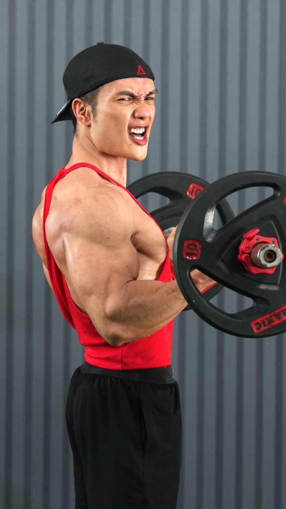 Nguyễn Bảo Bằng cuốn tạ bánh, áo ba lỗ đỏ