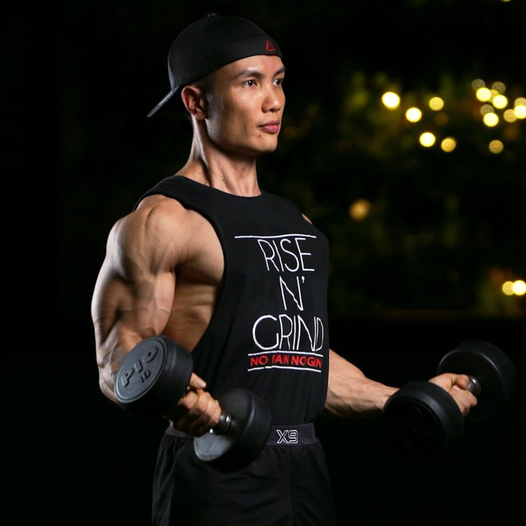 Nguyễn Bảo Bằng cuộn tạ đơn tập tay trước