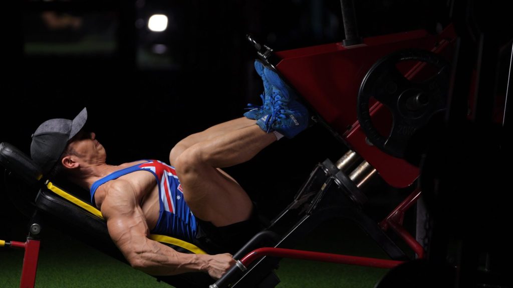Nguyễn Bảo Bằng đạp đùi trên máy tại phòng tập gym Cửa Lò CLB GYM BẢO BẰNG