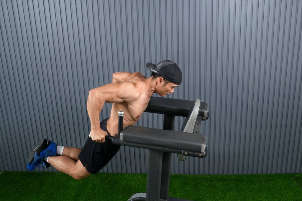Nguyễn Bảo Bằng tập dips trên ghế tại CLB GYM BẢO BẰNG