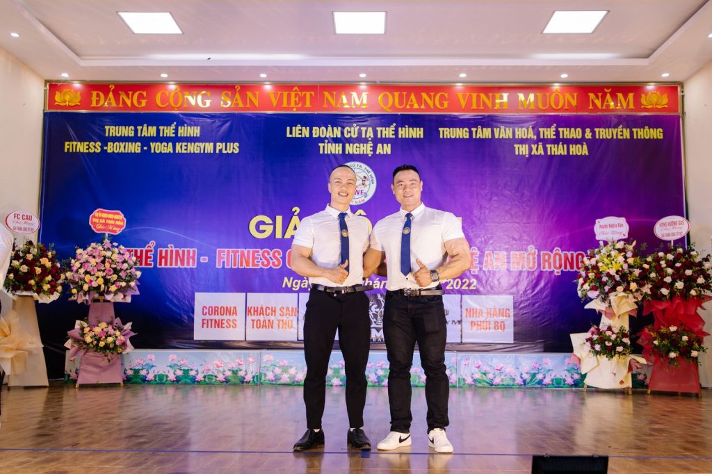 Nguyễn Bảo Bằng và Tạ Đình Thái trong đồng phục trọng tài tại giải thể hình tỉnh Nghệ An 2022