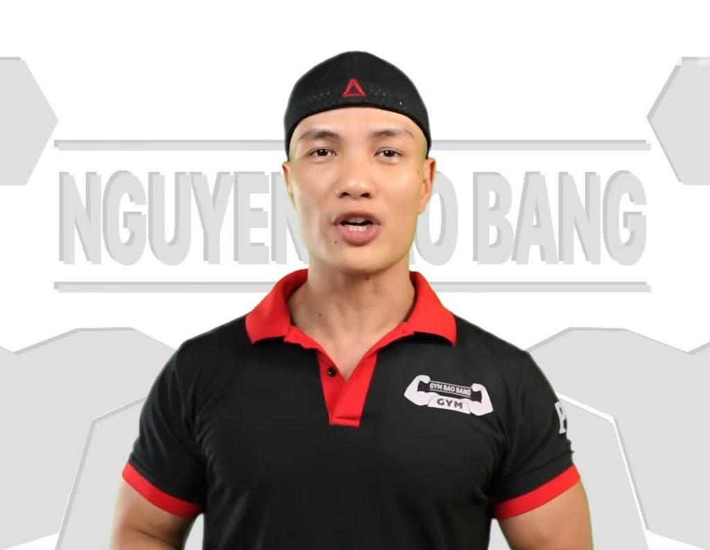 Nguyễn Bảo Bằng giảng bài trong video hướng dẫn tập ngực với tạ đơn