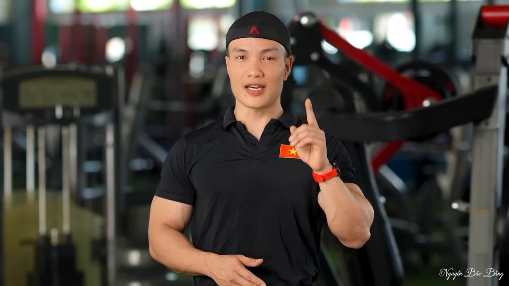 Nguyễn Bảo Bằng giữa khu máy tập của CLB GYM BẢO BẰNG, Cửa Lò