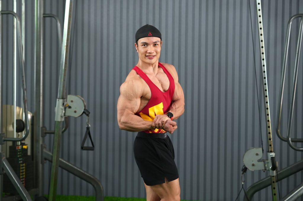 Nguyễn Bảo Bằng gồng cơ tại CLB GYM BẢO BẰNG, Cửa Lò
