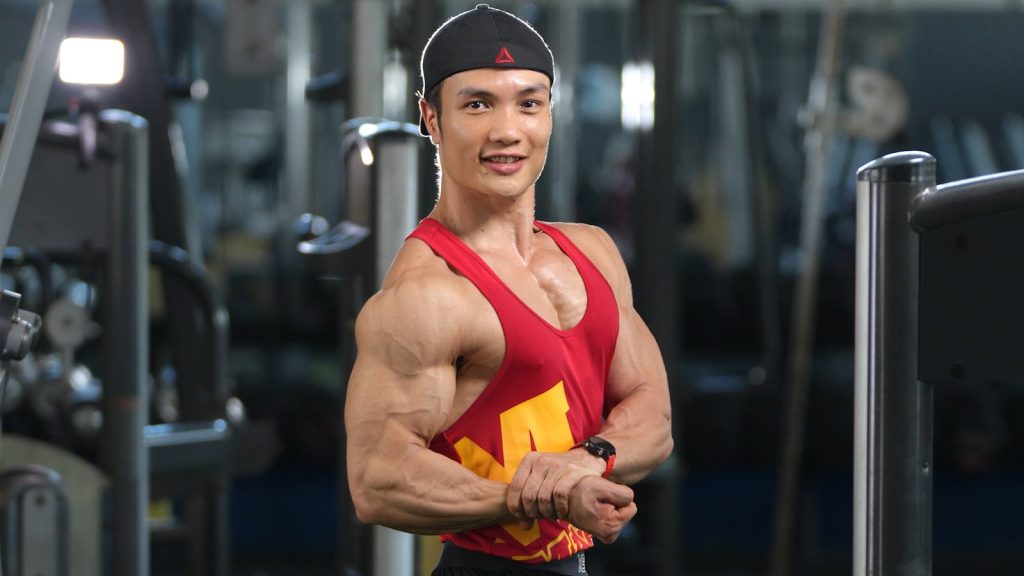 Nguyễn Bảo Bằng gồng cơ giữa khu máy tập