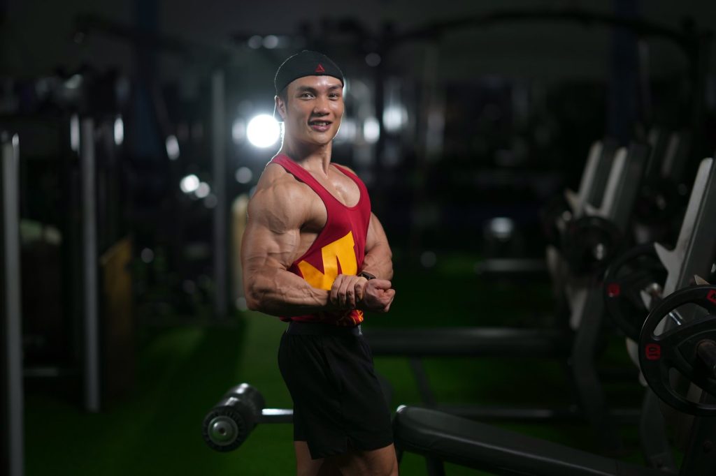Nguyễn Bảo Bằng gồng cơ trong phòng tập buổi tối