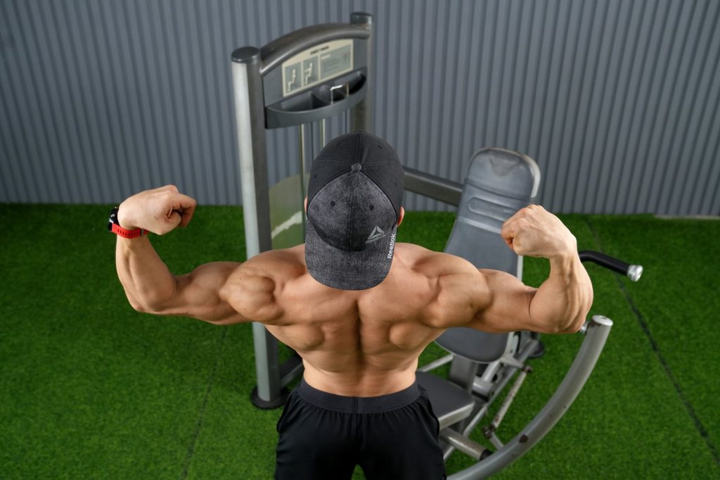 Nguyễn Bảo Bằng gồng lưng hai tay tại CLB GYM BẢO BẰNG