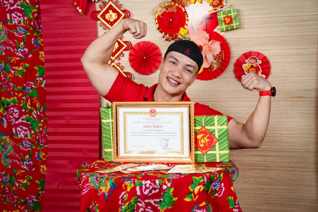 Nguyễn Bảo Bằng bên Giấy khen của Giám đốc Sở Văn hóa, Thể thao và Du lịch Nghệ An