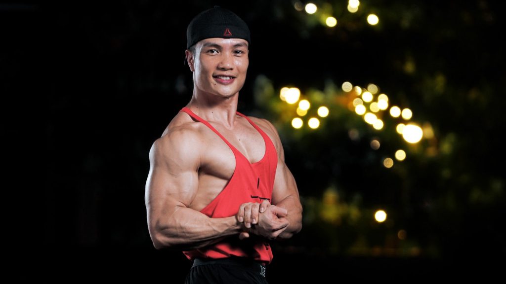 Nguyễn Bảo Bằng gồng tay buổi tối, nền đèn
