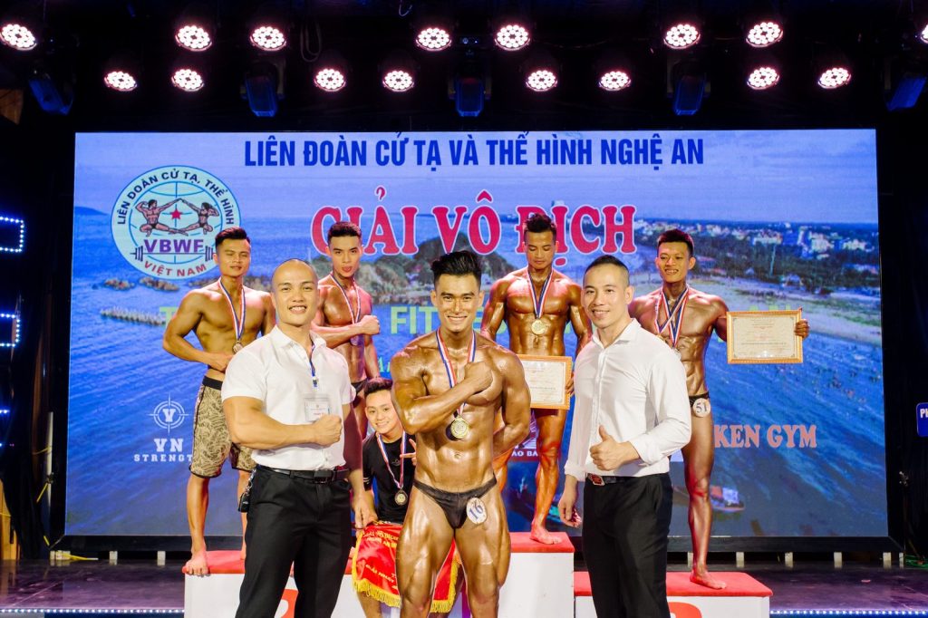 Nguyễn Bảo Bằng trên sân khấu Giải vô địch Thể hình – Fitness Nghệ An mở rộng 2020