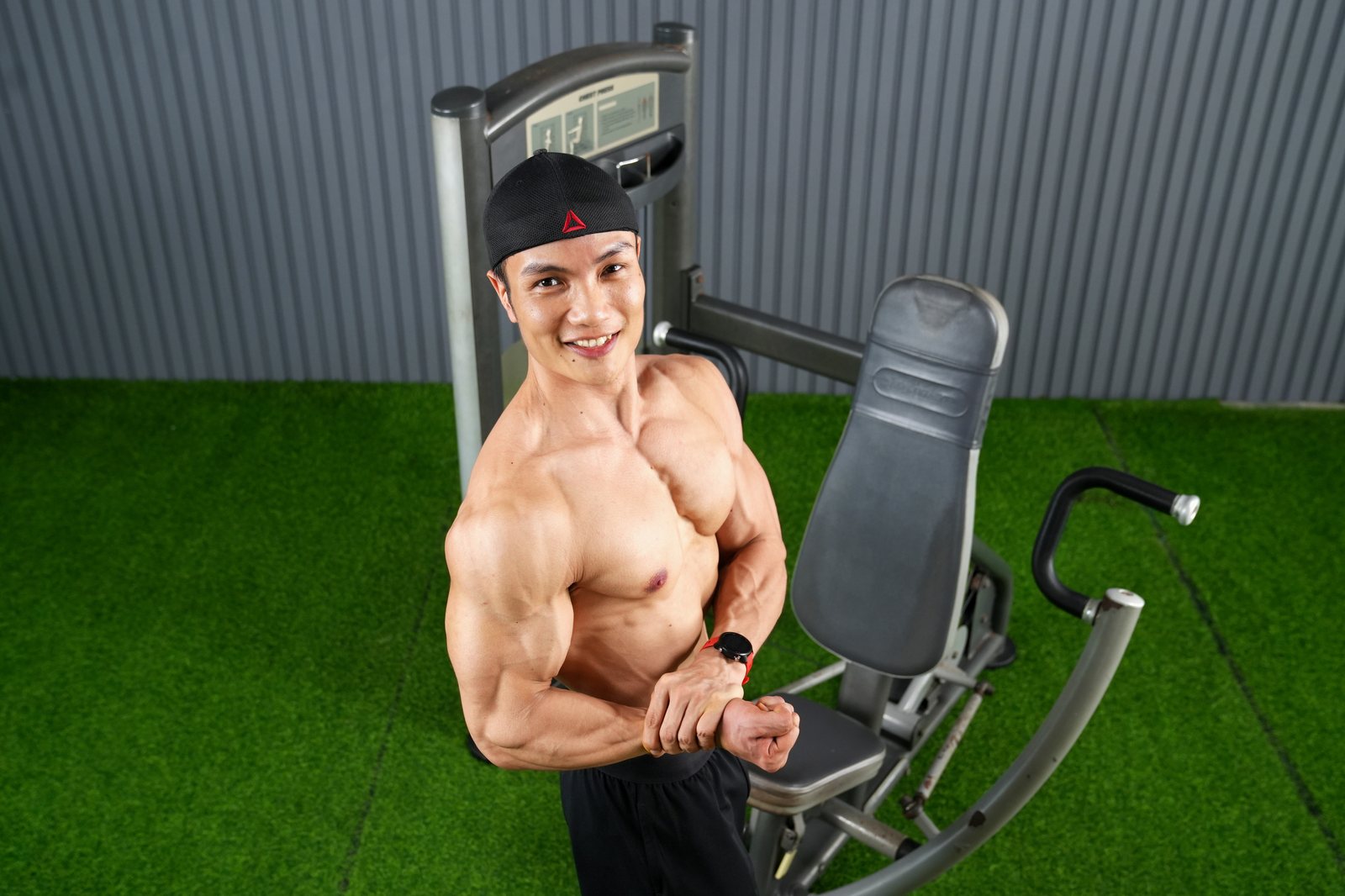 Nguyễn Bảo Bằng, huấn luyện viên thể hình, tại khu máy của phòng tập