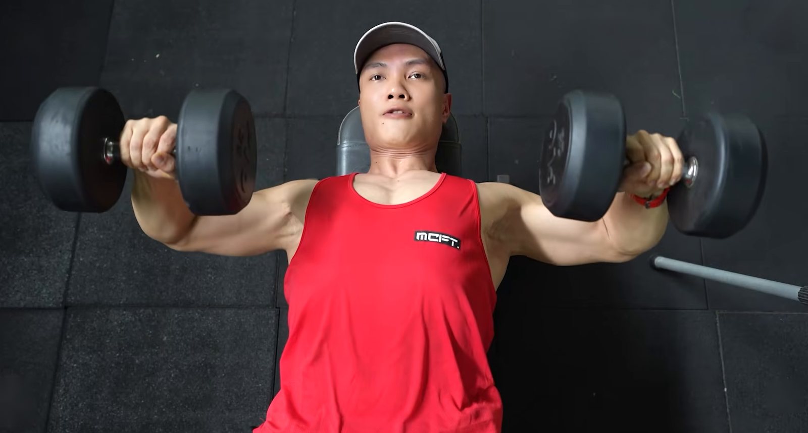 Tự tập tạ đơn trong phòng gym