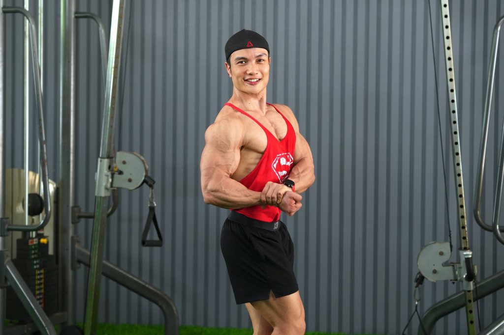 Nguyễn Bảo Bằng tạo dáng nghiêng ngực trong phòng tập