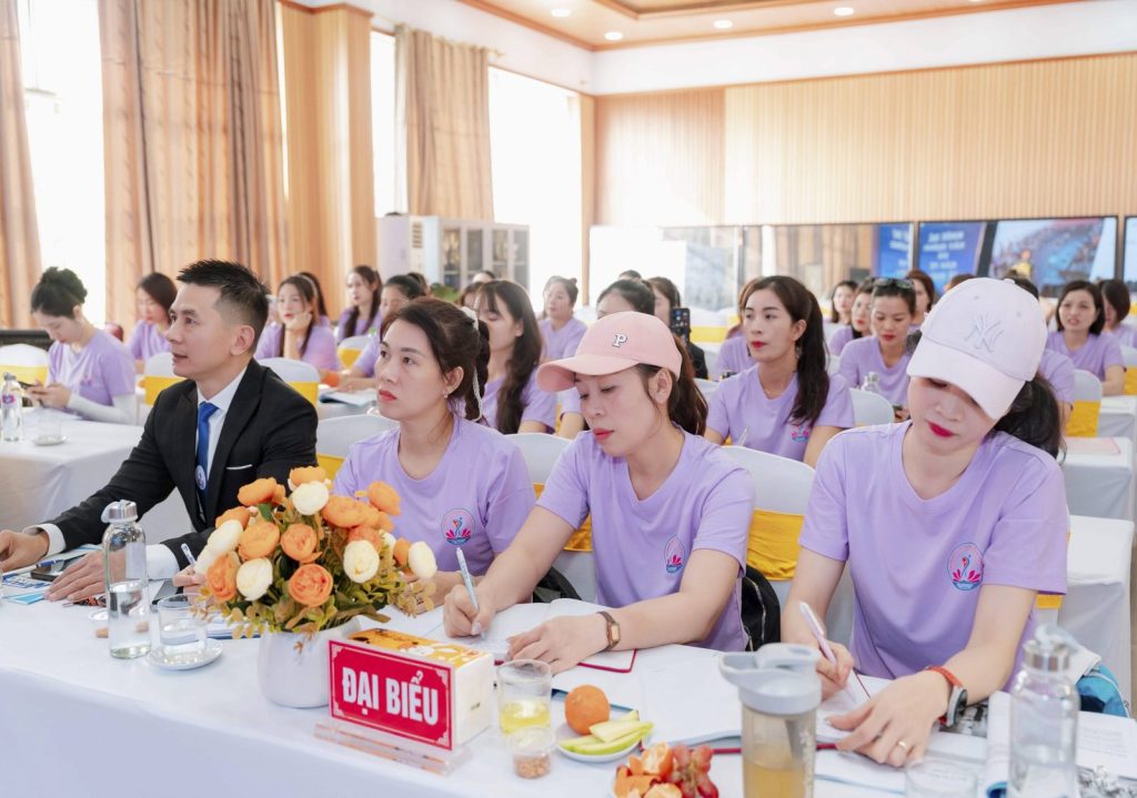 Ông Nguyễn Song Hào, Chủ tịch Liên đoàn Cử tạ, Thể dục, Thể hình Nghệ An, ngồi bàn đại biểu cùng học viên khoá Aerobic Fitness 2025