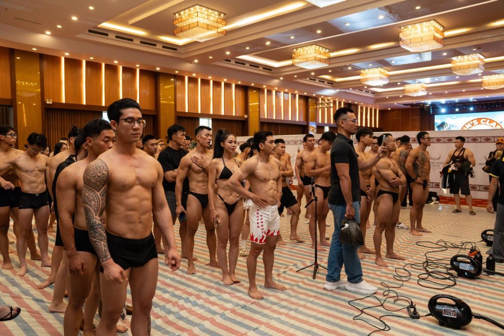 Hàng dài vận động viên ở khu chuẩn bị trong hội trường