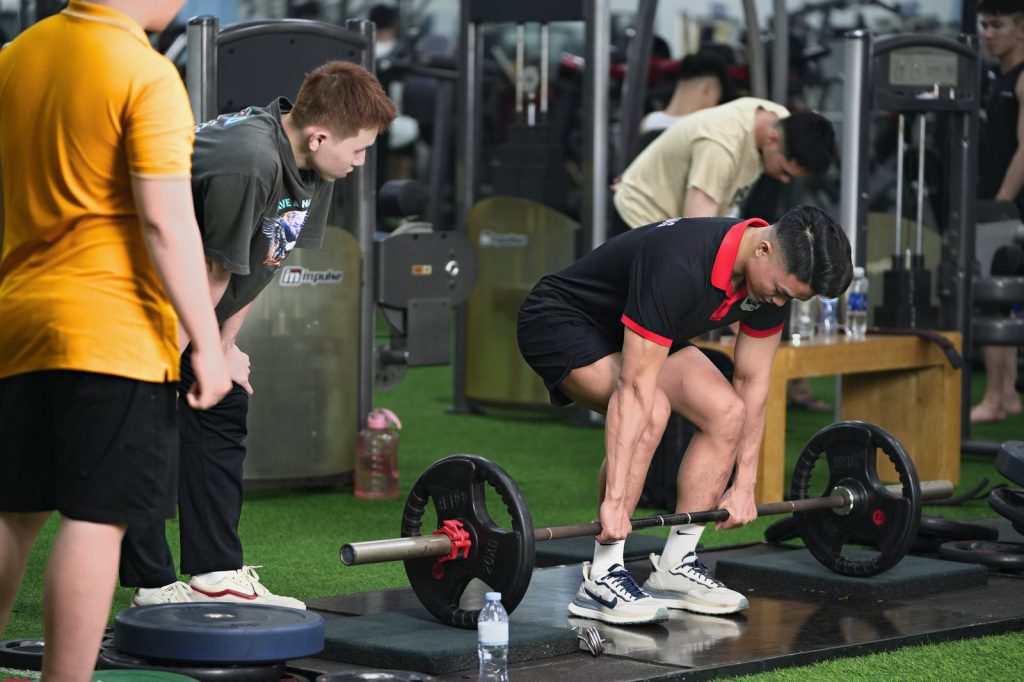PT làm mẫu deadlift cho hội viên tại CLB GYM BẢO BẰNG, Cửa Lò