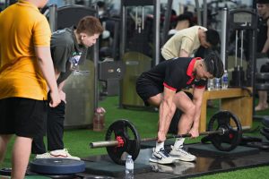 PT làm mẫu deadlift cho hội viên tại CLB GYM BẢO BẰNG, Cửa Lò