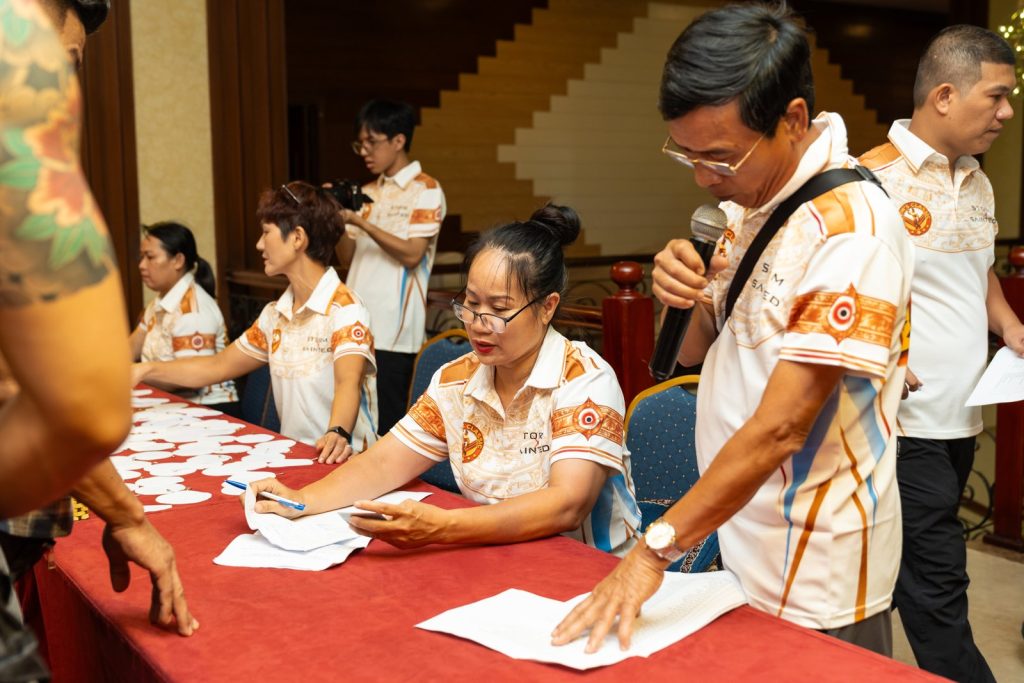 Thành viên ban tổ chức làm thủ tục cho vận động viên ở bàn đăng ký