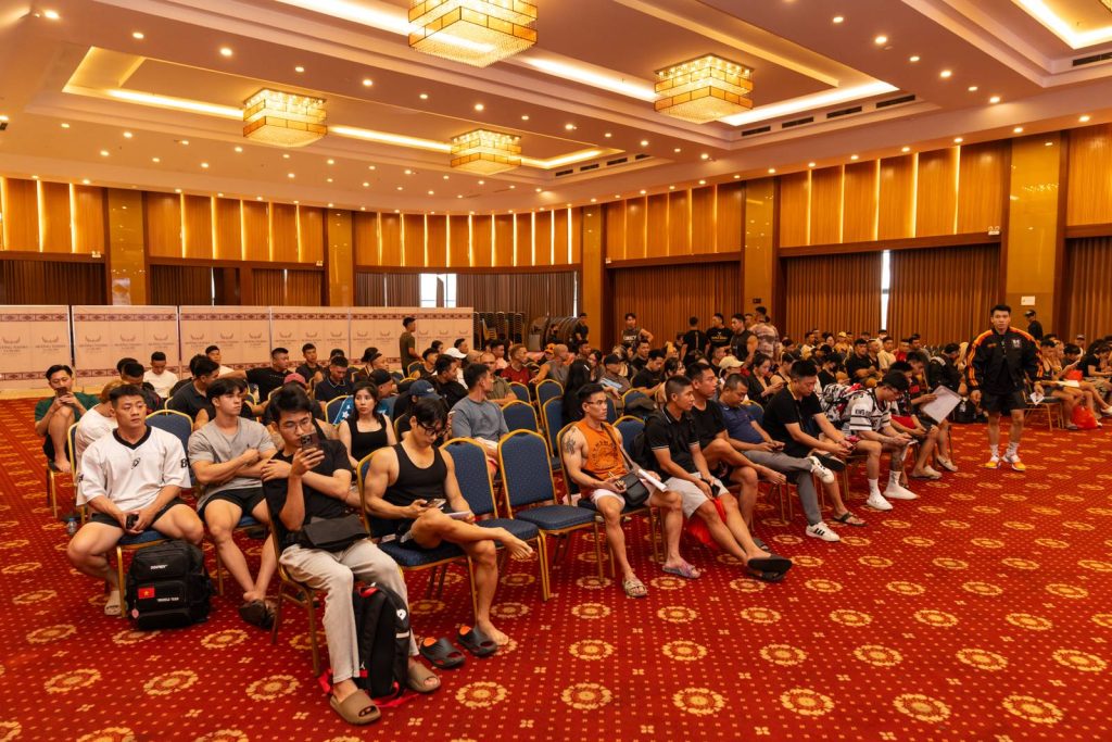 Vận động viên ngồi chờ trong hội trường trước giờ thi