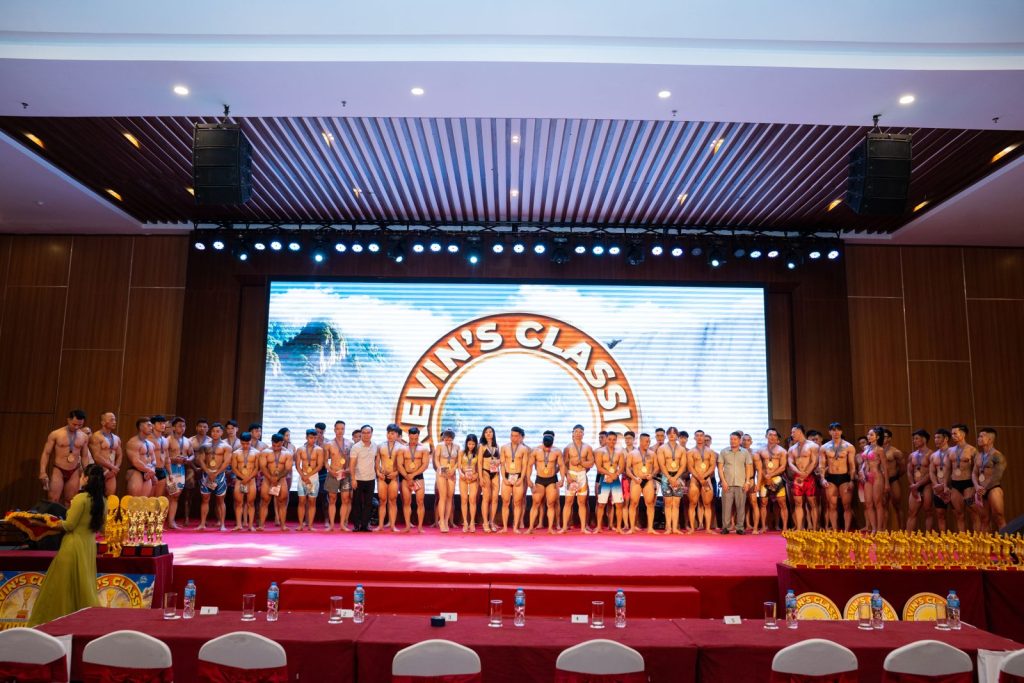 Vận động viên đứng kín sân khấu Kevin’s Classic lần 5, nhìn từ cuối hội trường