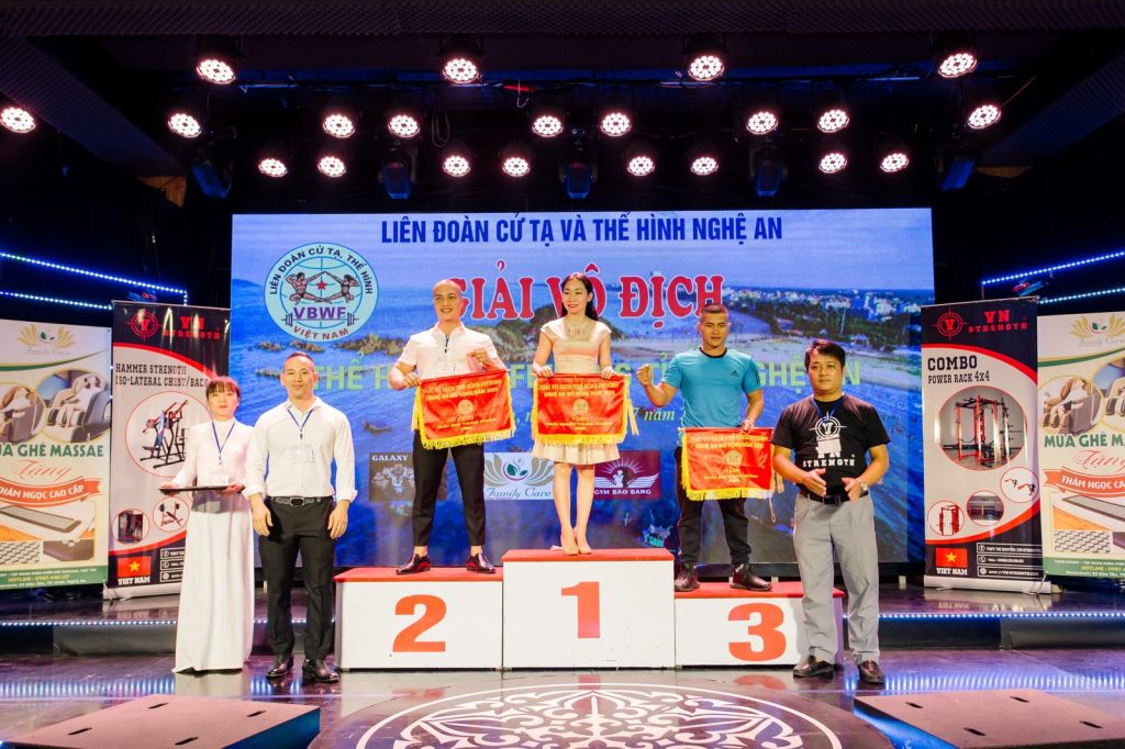 Lễ trao cờ toàn đoàn tại giải thể hình Nghệ An mở rộng 2020